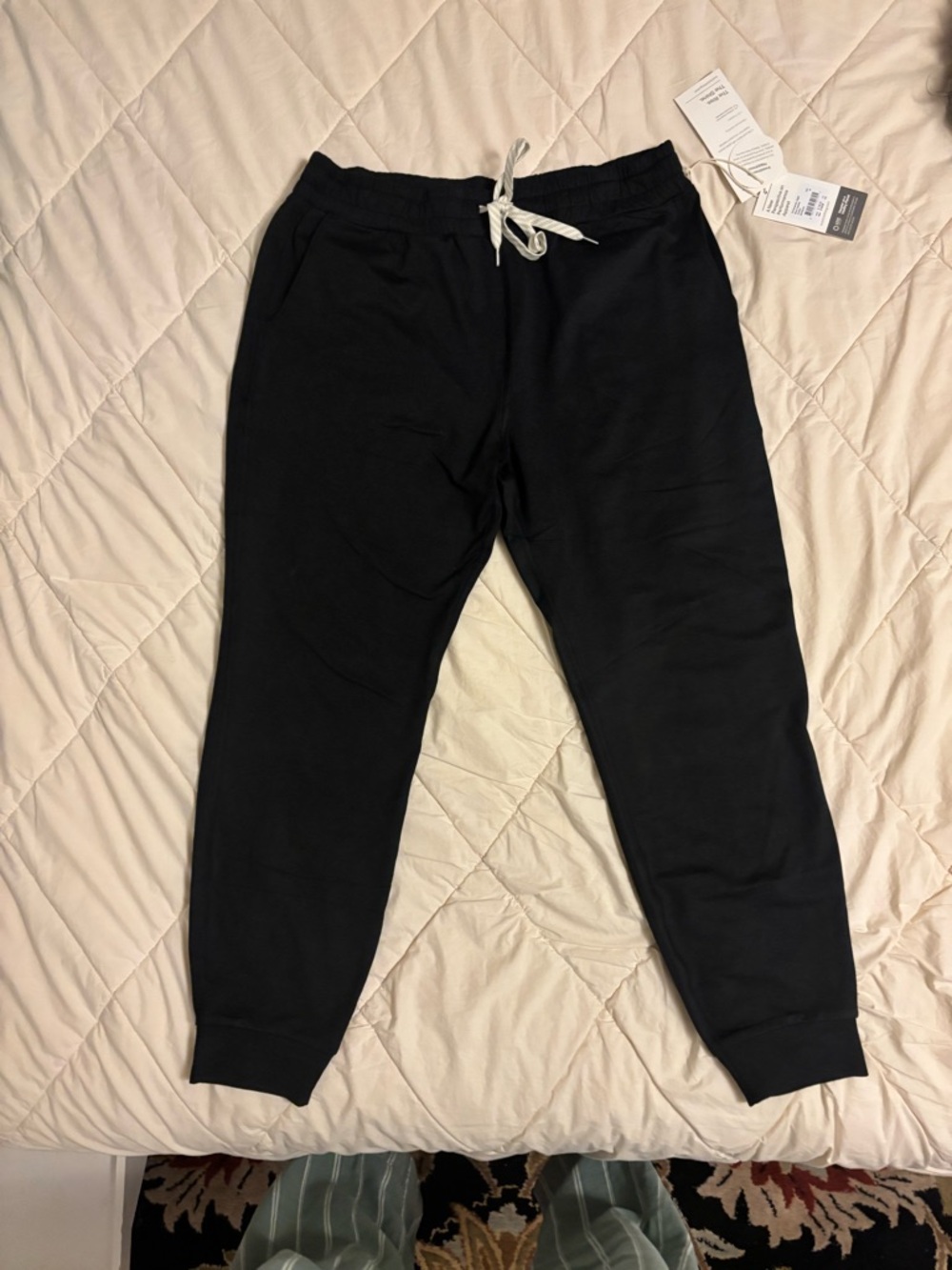 Vuori Black Performance Joggers Medium NWT